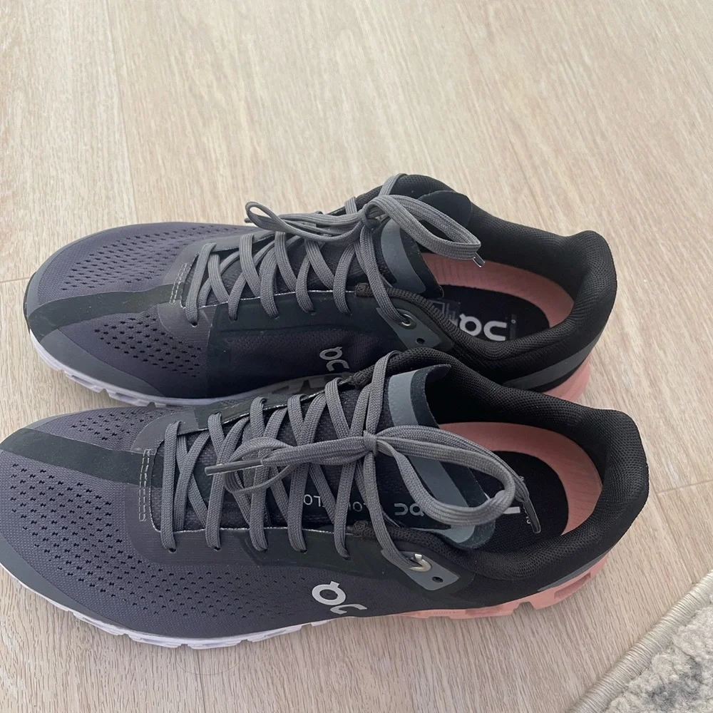 Brand new (worn only once) On cloud tennis shoes size 8.5 - Picture 2 of 2